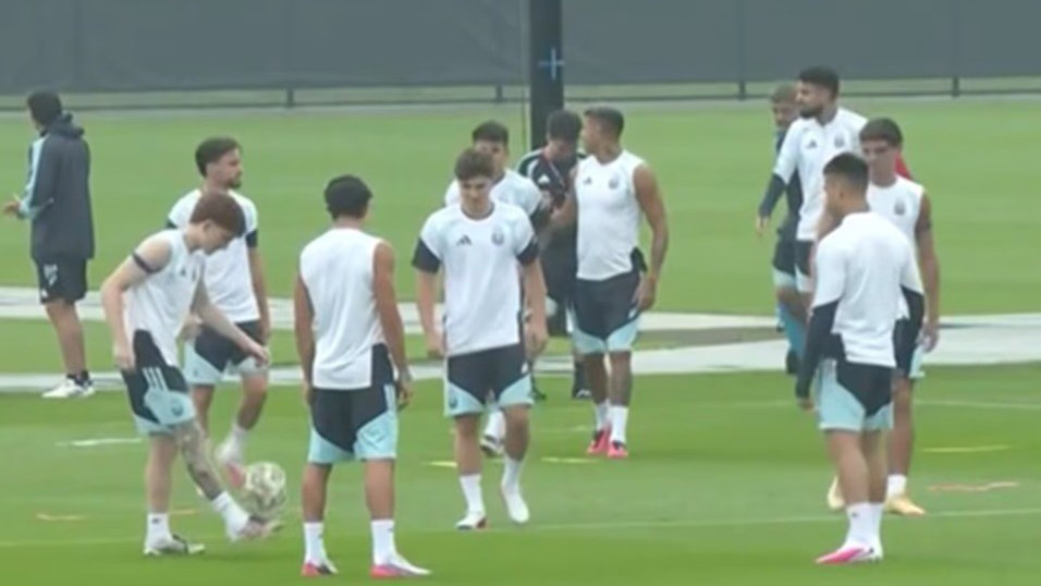 La Selección argentina se prepara bajo la lluvia antes de la final del Mundial