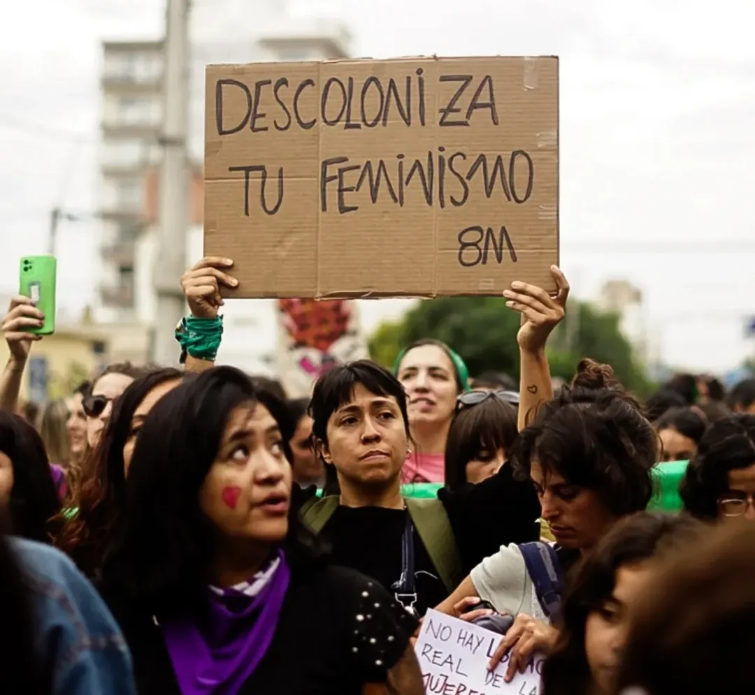Amplia marcha por el 8M en Puerto Madryn pese al mal clima