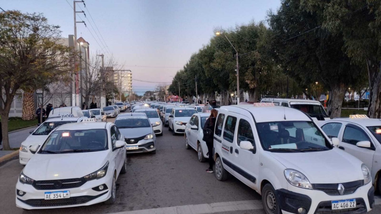Taxistas y remiseros marcharon al Concejo para frenar la llegada de Uber a Madryn